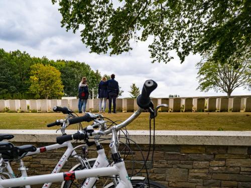 un gruppo di persone in piedi in un parco con biciclette di beApart a Ypres