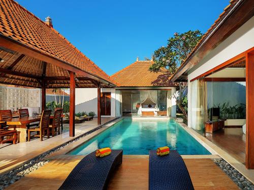 una piscina en una villa con una casa en Avery Le Nixsun Villas Uluwatu by Waringin Hospitality, en Uluwatu