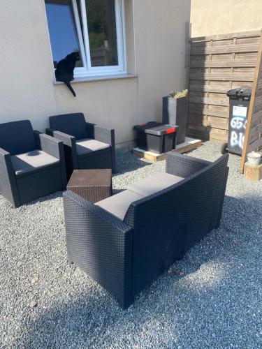 un groupe de chaises et de tables sur une terrasse dans l'établissement Gîte de la chapelle, à Landrethun-lès-Ardres