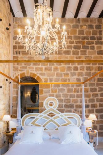 Una cama o camas en una habitación de Hotel Palacio De Úbeda 5 G.L