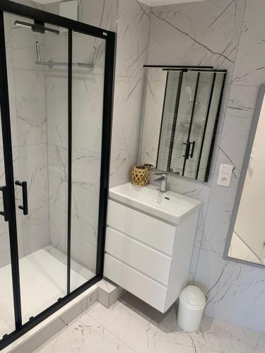 une salle de bain blanche avec un lavabo et une douche dans l'établissement CAP Estérel FH007 , PISCINE CHAUFFÉE DU 05 avril au 02 Novembre , superbe parc aquatique ,Animations restaurants,boutiques, activités sportives village Club tout inclus, à Saint-Raphaël