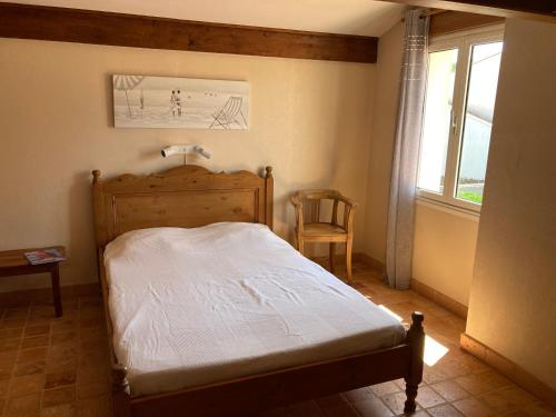 une petite chambre avec un lit et une fenêtre dans l'établissement Maison familiale 6 personnes, à La Faute-sur-Mer