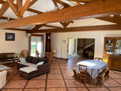 un salon avec un canapé et une table dans l'établissement Maison familiale 6 personnes, à La Faute-sur-Mer