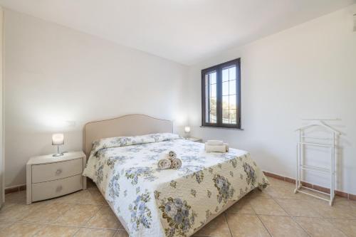 une chambre blanche avec un lit et une fenêtre dans l'établissement Casa Francesca, à Villa San Pietro