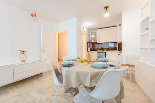 une cuisine et une salle à manger avec une table et des chaises dans l'établissement Roca Mare 1 bloc B apt 01 - Happy Rentals, à Menton