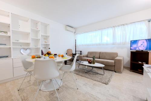 un salon avec une table et un canapé dans l'établissement Roca Mare 1 bloc B apt 01 - Happy Rentals, à Menton