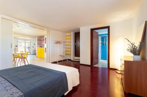 Un dormitorio con una cama y una habitación con una mesa. en Al Civico 1, en Conversano