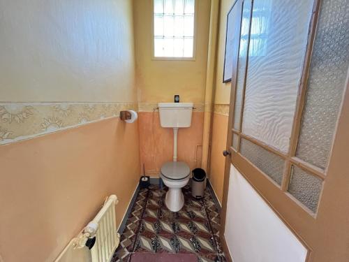 une salle de bain avec toilettes dans une petite pièce dans l'établissement Maison typique 30 s proche plage, à Saint-Gilles-Croix-de-Vie