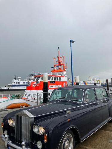 a black car parked in front of a boat at Nordpalais vor Sylt in Emmelsbüll-Horsbüll