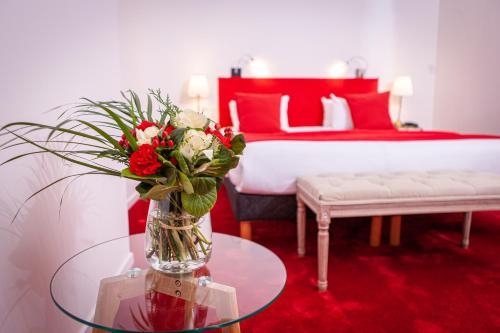 Ένα ή περισσότερα κρεβάτια σε δωμάτιο στο Hôtel Churchill Bordeaux Centre