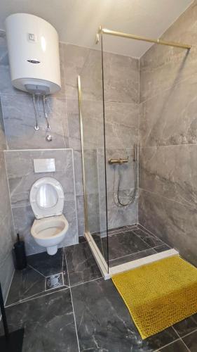 Bilik mandi di Apartmani Radovic