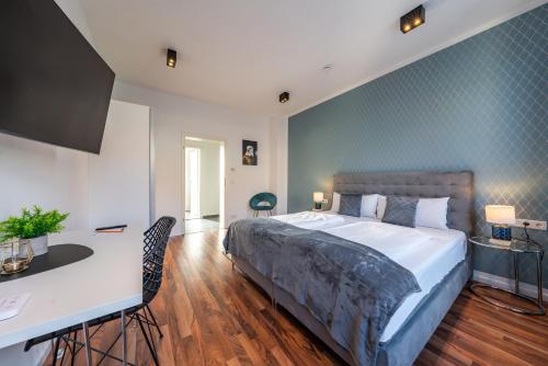 a bedroom with a bed and a table and chairs at Nurban Apartments City 2 in Nürnberg