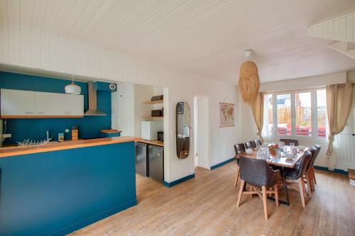 une cuisine et une salle à manger avec une table et des chaises dans l'établissement A 190m de la plage, hyper centre, maison pour 8, à Pléneuf-Val-André