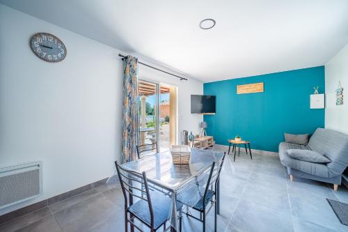 a living room with a glass table and a couch at Casa Jade - Appt pour 4 in Fitou
