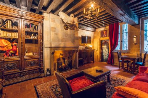 un salon avec une cheminée et un canapé dans l'établissement 