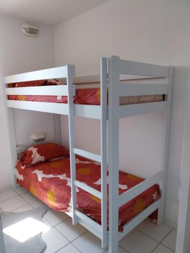 une chambre avec deux lits superposés dans une pièce dans l'établissement Maison 3 pièces 6 personnes, à Saint-Saturnin-lès-Avignon