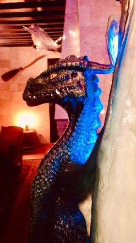 une statue d'une tête de serpent sur une table dans l'établissement 