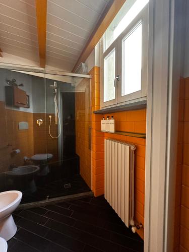 a bathroom with a shower and a sink at La Casetta del Centro Luminoso loft con terrazzo e giardino in Biella