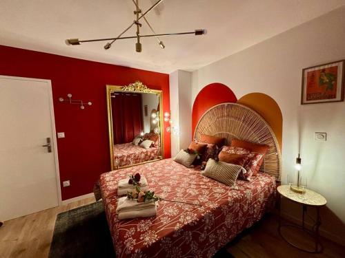 une chambre avec un grand lit et un miroir dans l'établissement Prestige Jacuzzi & Clim, parking - Roanne centre-ville, à Roanne