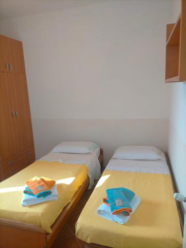 two beds in a room with towels on them at Menzel el Emir in Misilmeri