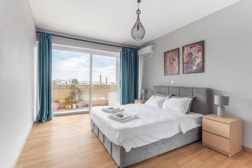 Ένα ή περισσότερα κρεβάτια σε δωμάτιο στο Charming Acropolis view modern design House 2BD