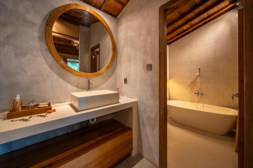 Ένα μπάνιο στο Kayu Retreat - Traditional luxe in calm area of Ubud