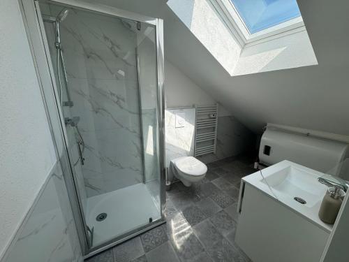 Koupelna v ubytování Studio eucalyptus charmant élégant et fonctionnel Centre ville