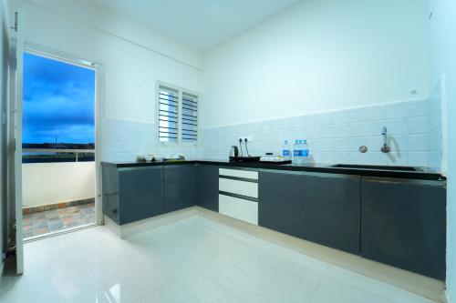 Η κουζίνα ή μικρή κουζίνα στο SIGNATURE HOMES LUXURY SERVICE APARTMENT