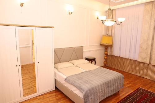 un dormitorio con una cama y un armario en Lux Medina Apartments, en Sarajevo