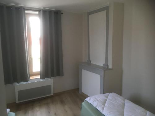 Photo de la galerie de l'établissement Gîte Chaleureux et Confortable au Cœur de Dun-sur-Auron avec Cour Close et Garage - FR-1-586-45, à Dun-sur-Auron