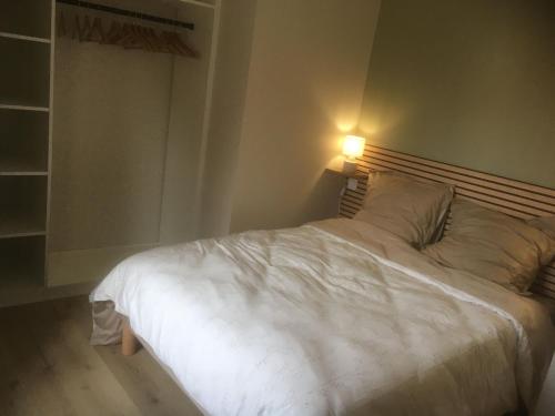 Photo de la galerie de l'établissement Gîte Chaleureux et Confortable au Cœur de Dun-sur-Auron avec Cour Close et Garage - FR-1-586-45, à Dun-sur-Auron