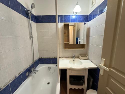 une salle de bain avec une baignoire et un lavabo et une baignoire dans l'établissement Appartement climatisé avec piscine et jardin à l'entrée du Golfe de St Tropez, à La Garonnette-Plage