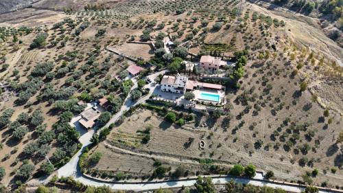 una vista aérea de una casa en una colina en B&B A Robba de Pupi, en Agrigento
