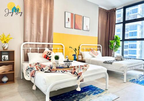 Ένα ή περισσότερα κρεβάτια σε δωμάτιο στο Atlantis Residence l 6-10 pax l Luxury 2 BR l Jonker St l City Centre by Jay Stay Management