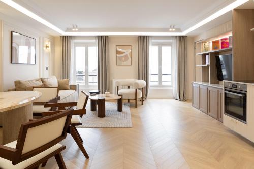 un salon avec un canapé et une table dans l'établissement Pick A Flat's Apartments with Services in Opéra, à Paris