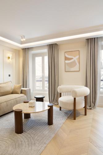 un salon avec un canapé et une table basse dans l'établissement Pick A Flat's Apartments with Services in Opéra, à Paris