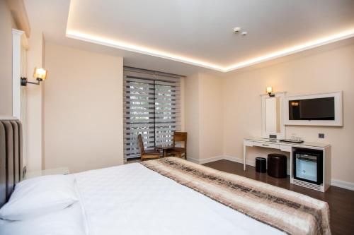 Una cama o camas en una habitación de PRAG HOTEL