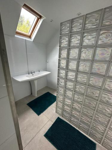 La salle de bains est pourvue d'un lavabo. dans l'établissement Longère typique perche, à Fontaine-Raoul