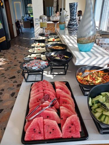 ErdemliにあるNow Boutique Hotelのテーブルの上にさまざまな種類の食べ物が並んだビュッフェ