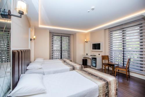 Una cama o camas en una habitación de PRAG HOTEL