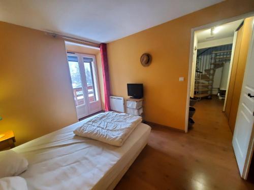 a bedroom with a large bed in a room at Grand Duplex, 3p, 45 m, très ensoleillé, 6 personnes in Vars