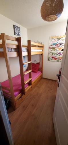 a room with two bunk beds and a door at Grand Duplex, 3p, 45 m, très ensoleillé, 6 personnes in Vars