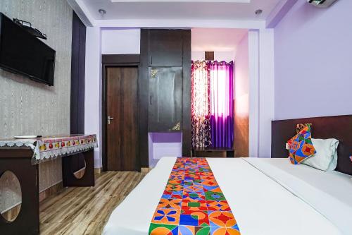 Ένα ή περισσότερα κρεβάτια σε δωμάτιο στο FabHotel Krishna Heights