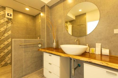 Ένα μπάνιο στο 4 private modern Apartments SeaView Sleeps 16 v104