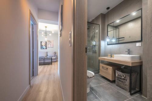 Urban & Spacious Apartment Near Metro with Rooftop Acropolis View Access