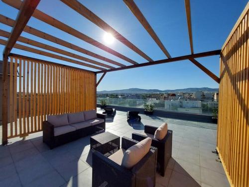 Urban & Spacious Apartment Near Metro with Rooftop Acropolis View Access