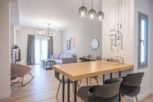 Urban & Spacious Apartment Near Metro with Rooftop Acropolis View Access