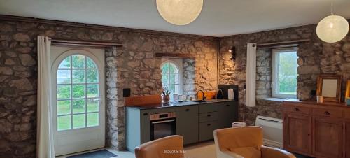 Dapur atau dapur kecil di Maison au calme au bord de l'eau