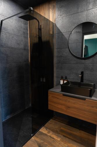 une salle de bain avec un lavabo et un miroir dans l'établissement L'Élégant, appartement au cœur de la ville, à Saumur