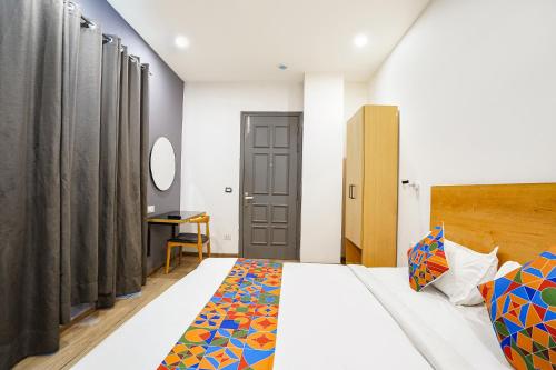 Кровать или кровати в номере FabExpress The Luxe Inn